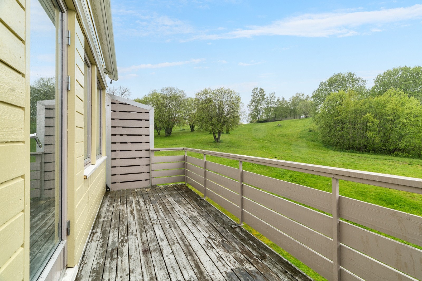 Leiligheten ligger usjenert helt i enden av feltet - vendt mot grøntarealer og uten innsyn. Galleribilde