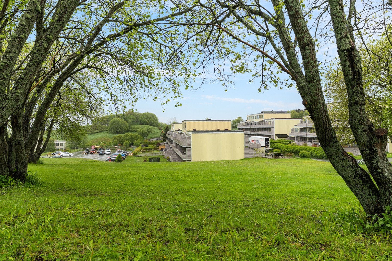 Borettslaget har store, fine grøntområder rundt husene og flere lekeplasser fordelt på tunene. Galleribilde