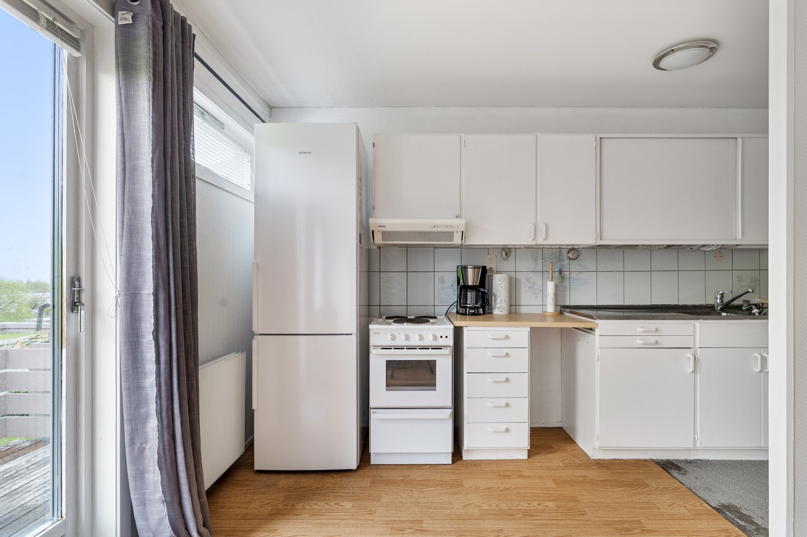 Det er medfølgende hvitevarer på kjøkken i form av komfyr og kjøleskap. Galleribilde