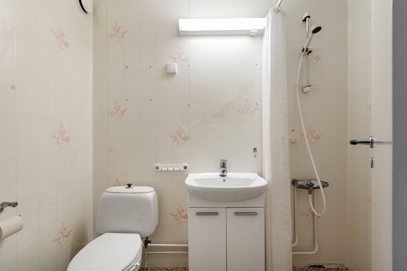 Badet er innredet med våtromstapet på vegger og epoxy maling på gulv. Øvrig innredning består av toalett, servant og dusjhjørne. Galleribilde