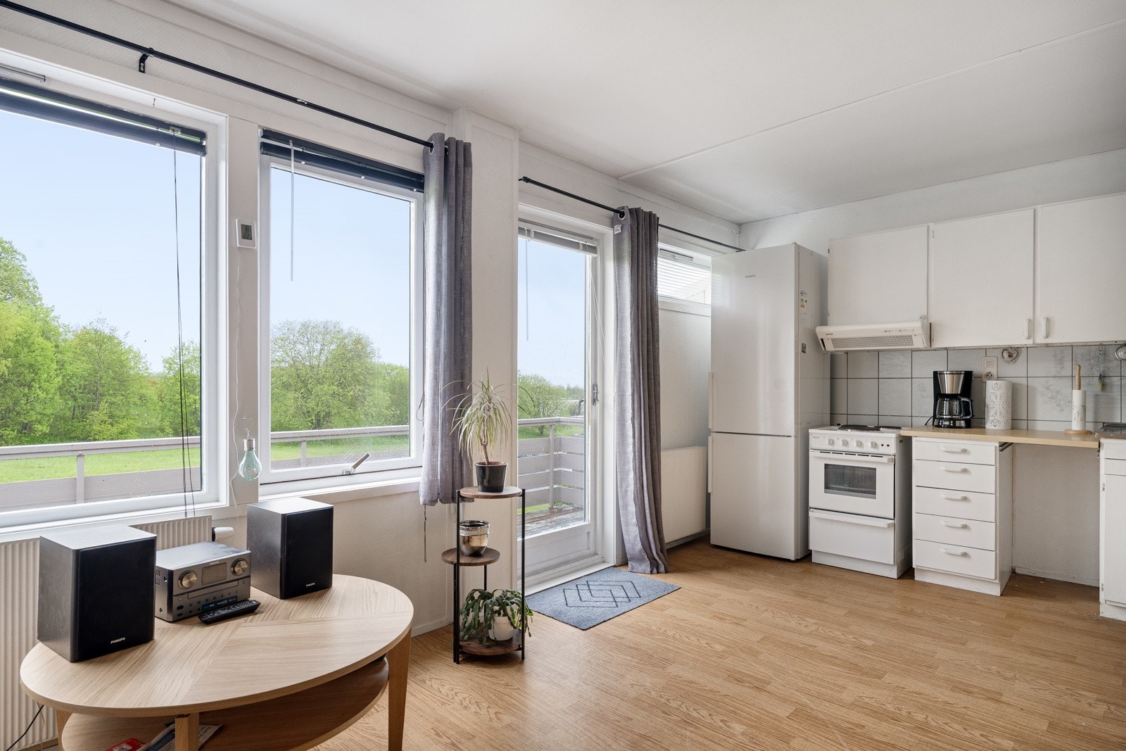 Grønn og frodig utsikt inviterer sommeren inn i rommet. Galleribilde