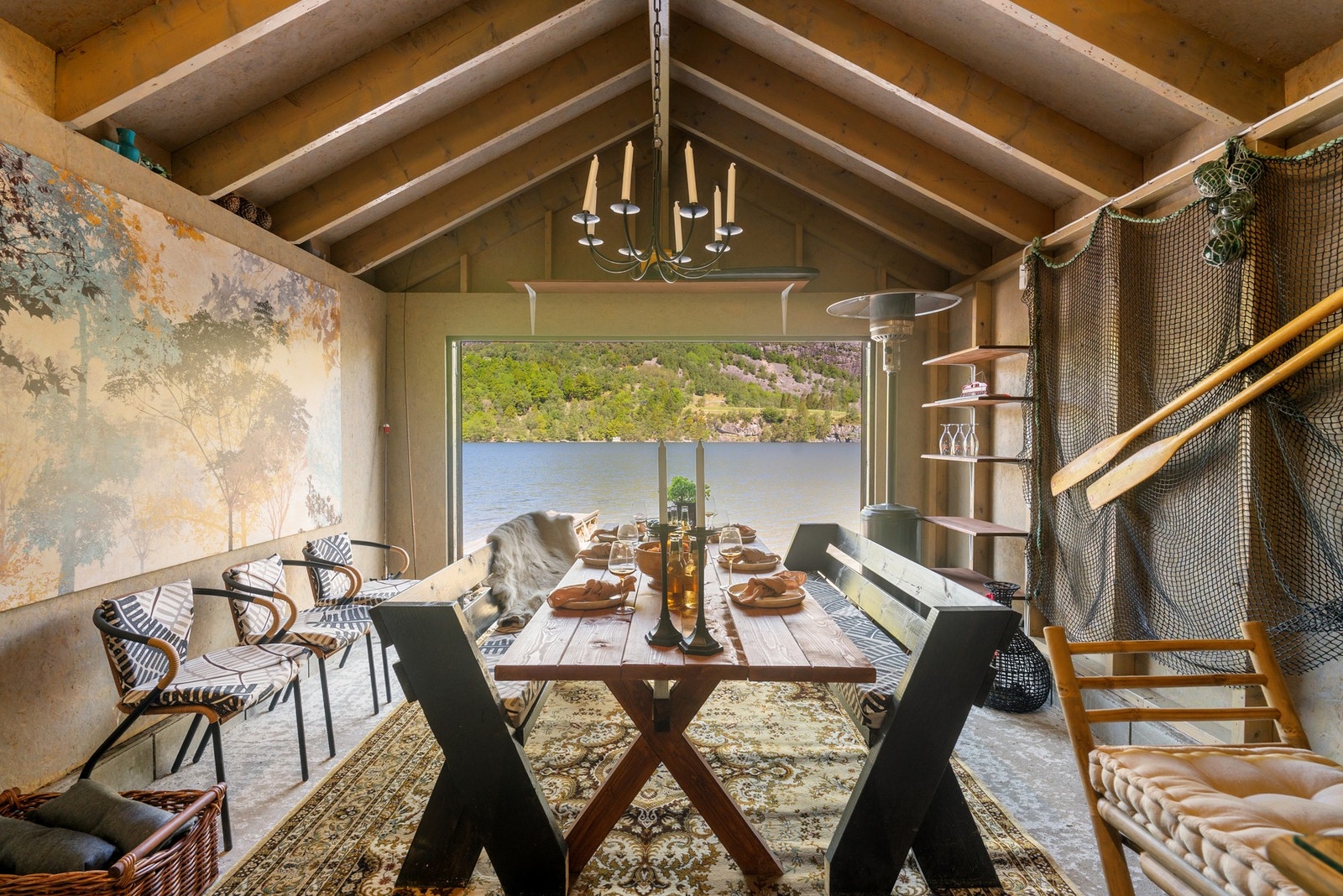 Nyere og kjekt naust ved vannet Galleribilde