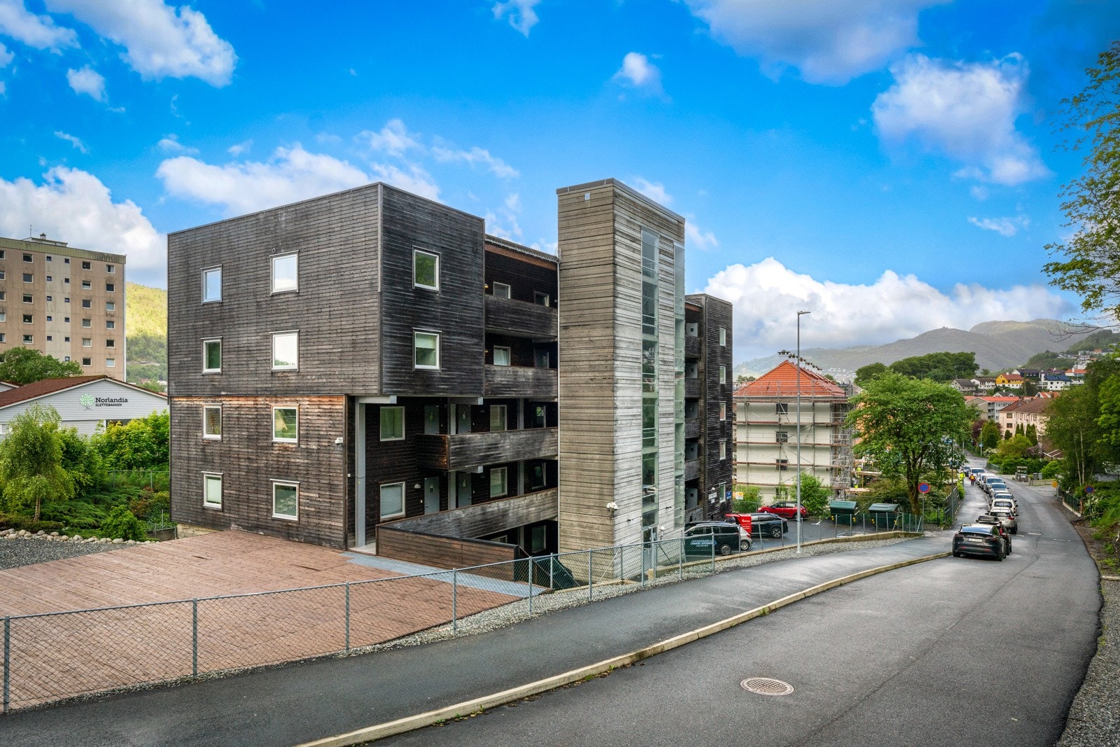 Adolph Bergs vei 53 ligger sentralt og attraktivt til i et veletablert boliglag på Landås Galleribilde