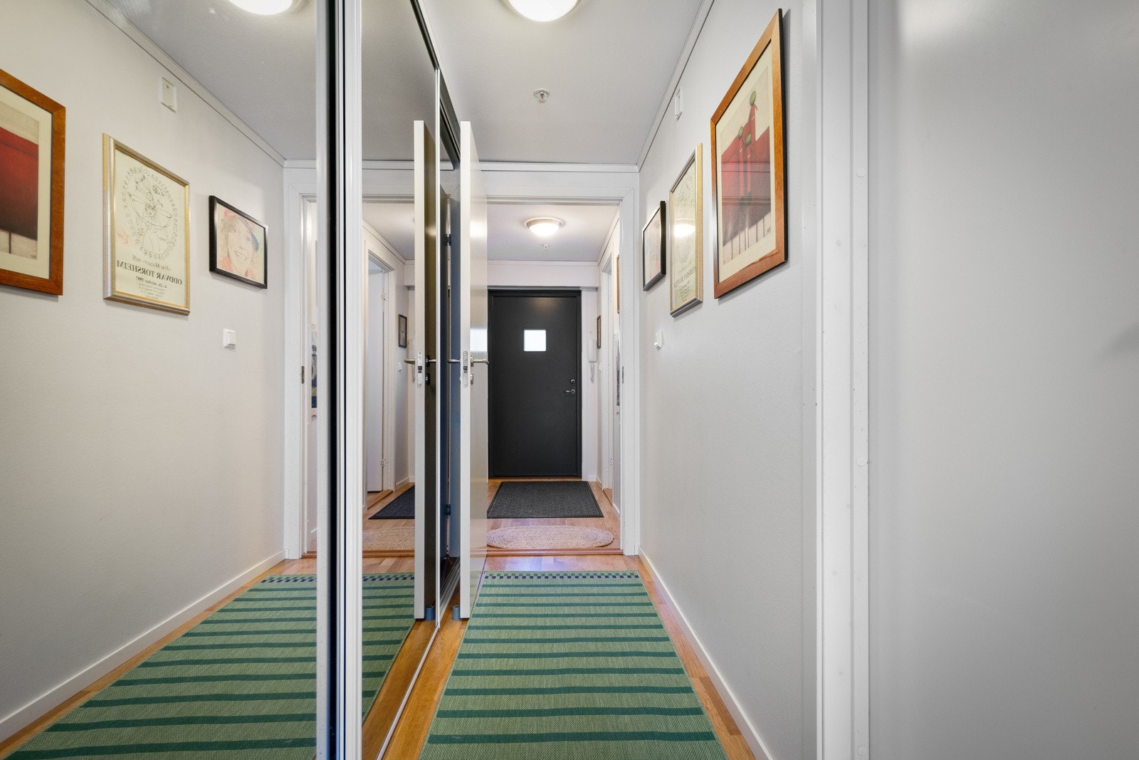 Skyvedørsgarderobe med speilfronter. Galleribilde