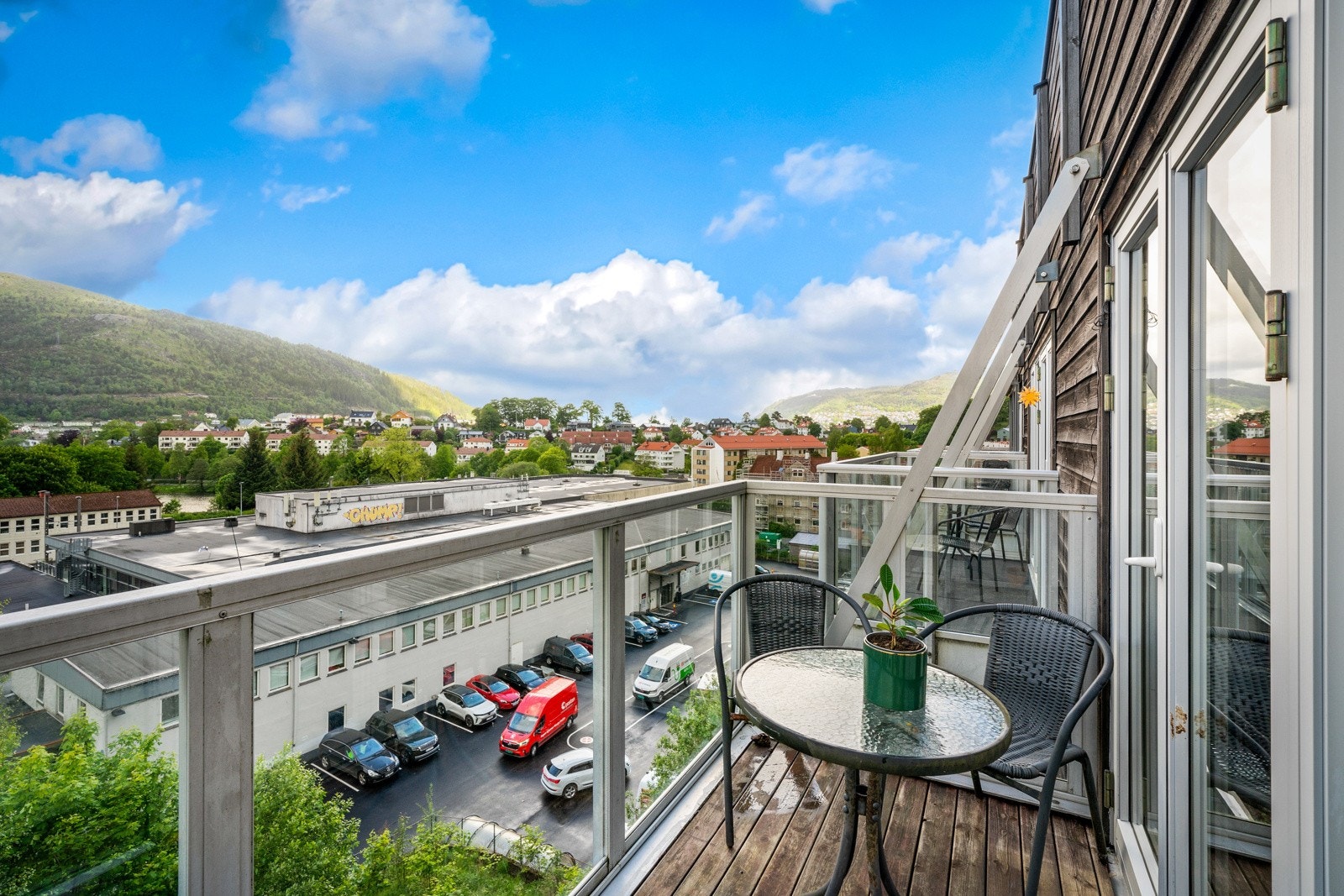 Altan på 4 kvm med gode sol og utsiktsforhold. Galleribilde