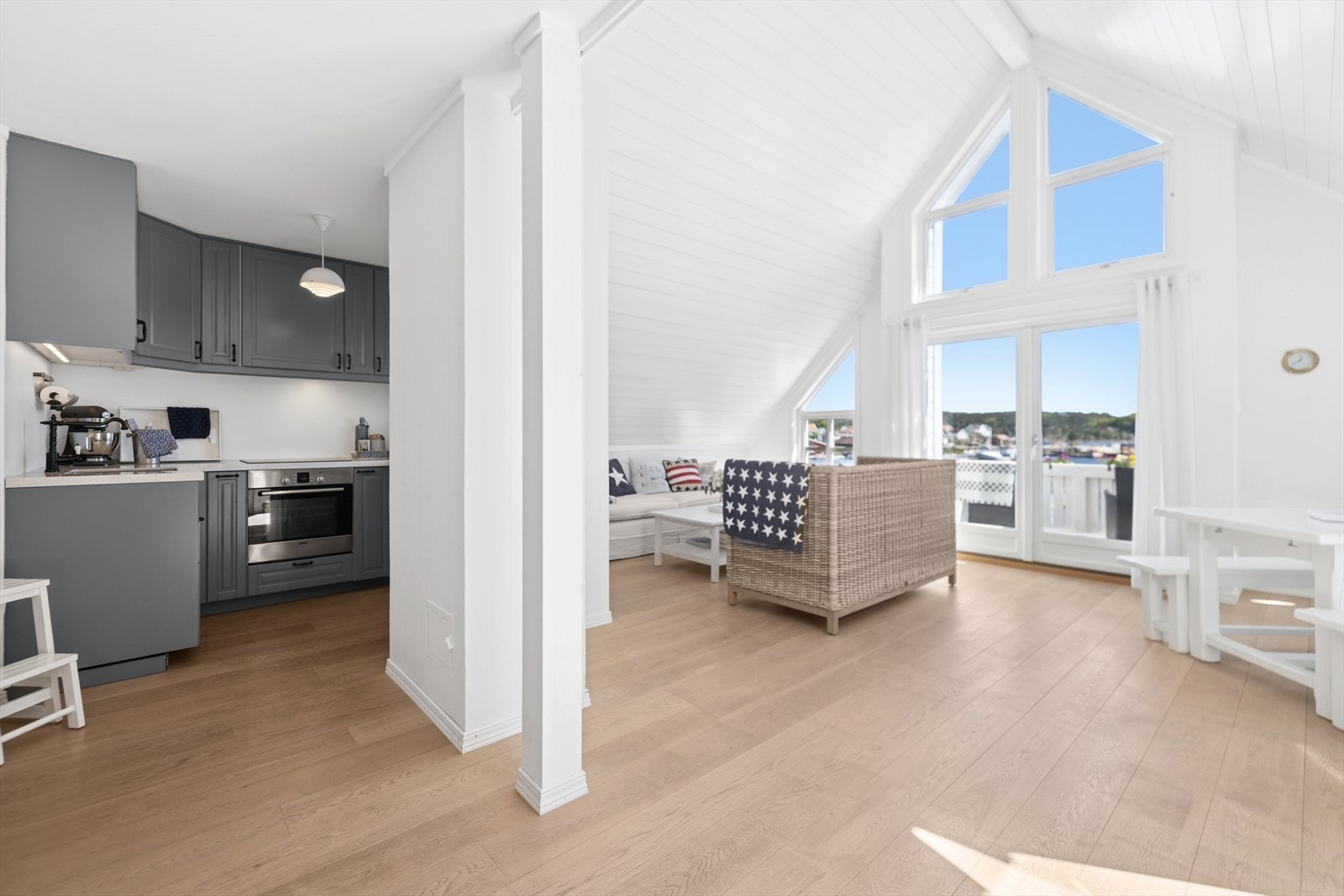 En meget flott stue-/kjøkkenløsning med bl.a. god høyde under taket og store vindusflater. Galleribilde