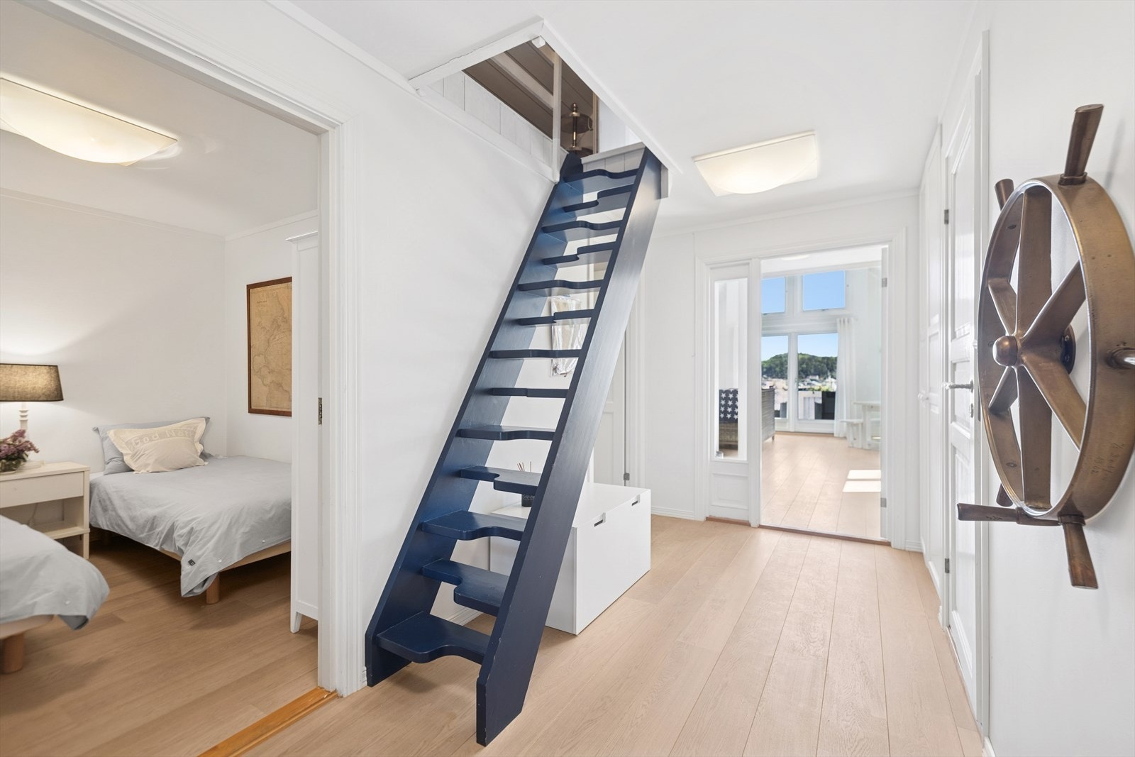 Velkommen inn i en romslig entrè. Trappen fører opp til bod og hems. Galleribilde