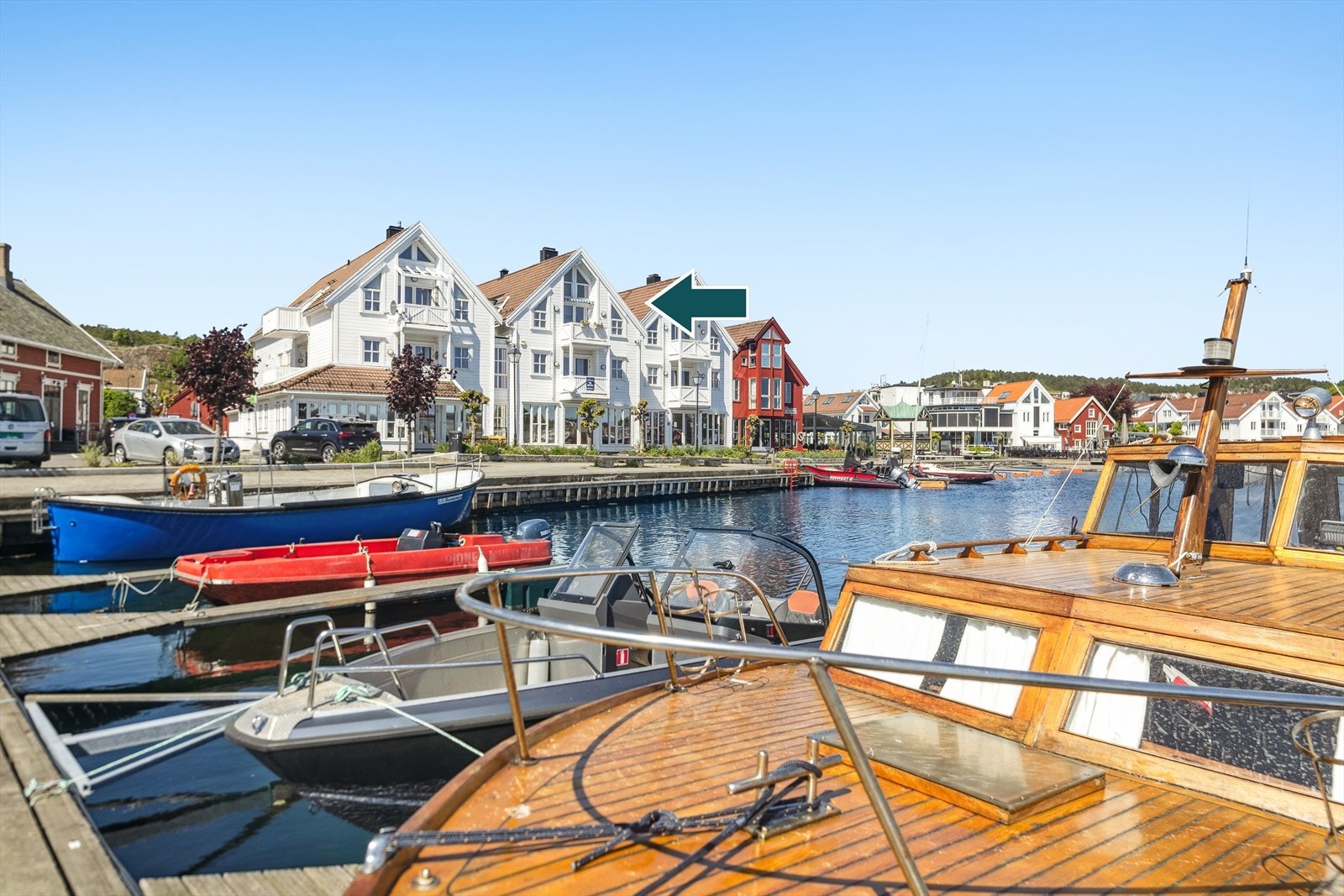 Velkommen til Havnegata 5! Meget pen leilighet i 3. etg. med heis på bryggekanten midt i sentrum. 3 soverom og parkeringsplass. Galleribilde