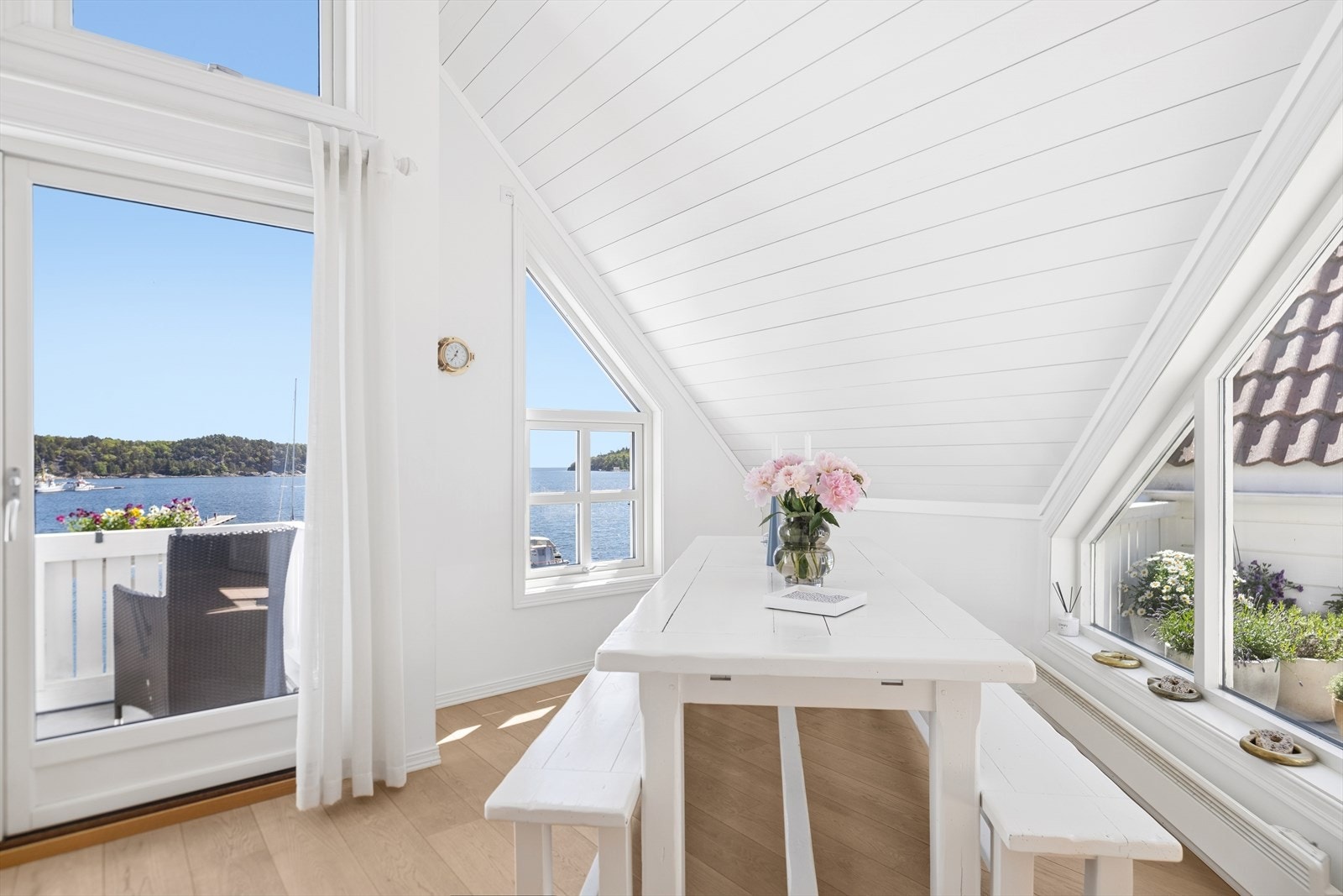 Hyggelig spiseplass hvor terrassen sees til høyre i bildet. Galleribilde