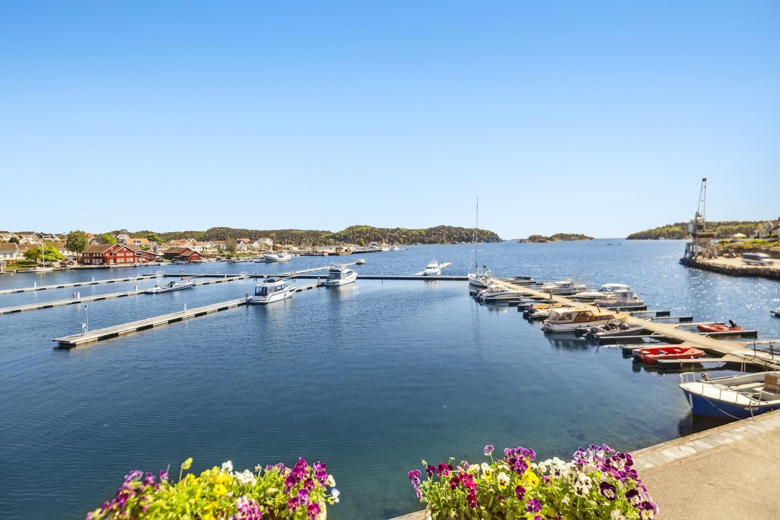 Det er vid utsikt utover havnebassenget og innseilingen til byen. Galleribilde