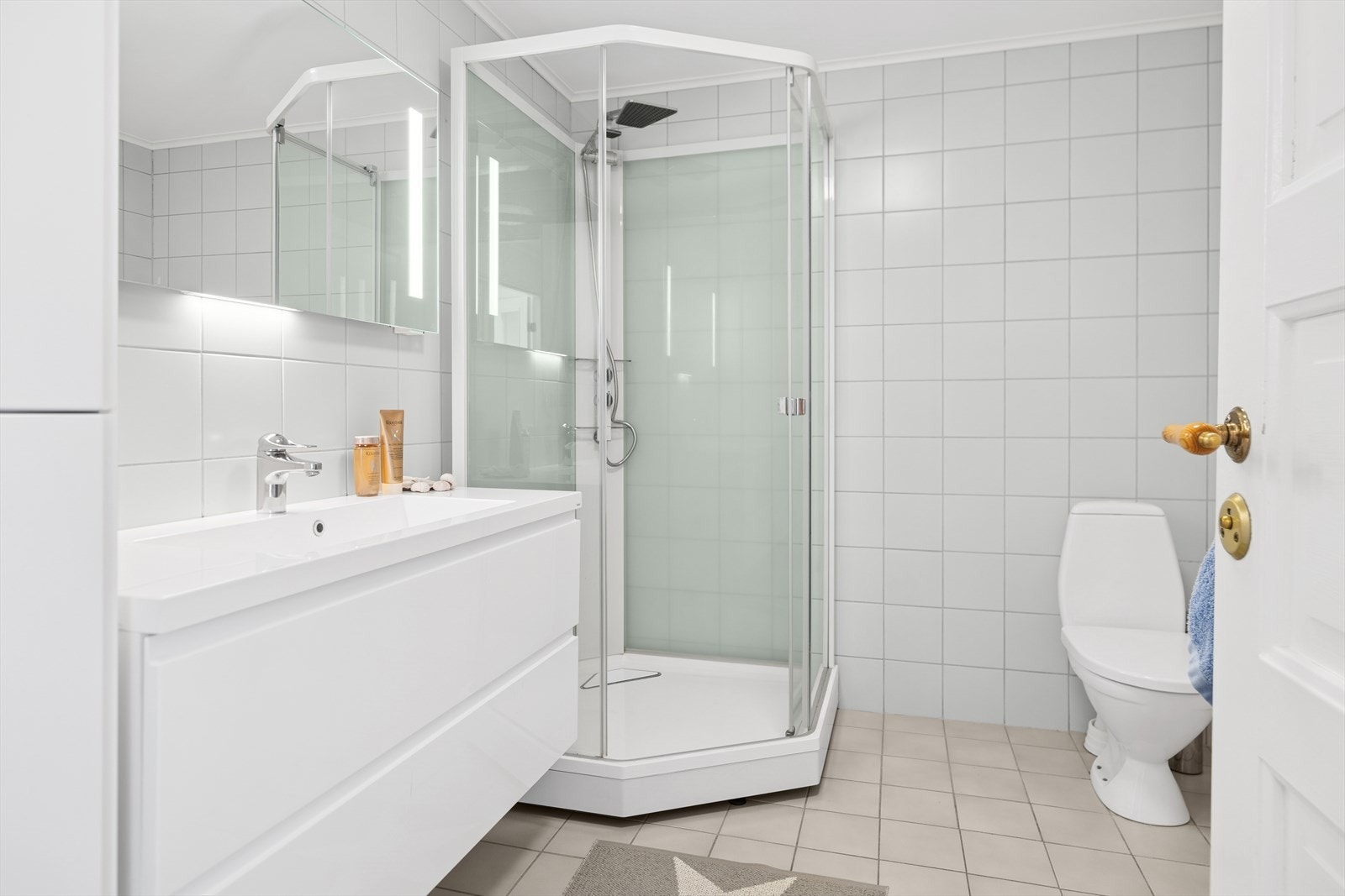 Baderom med fliser på vegger og gulv. Varmekabler. Galleribilde