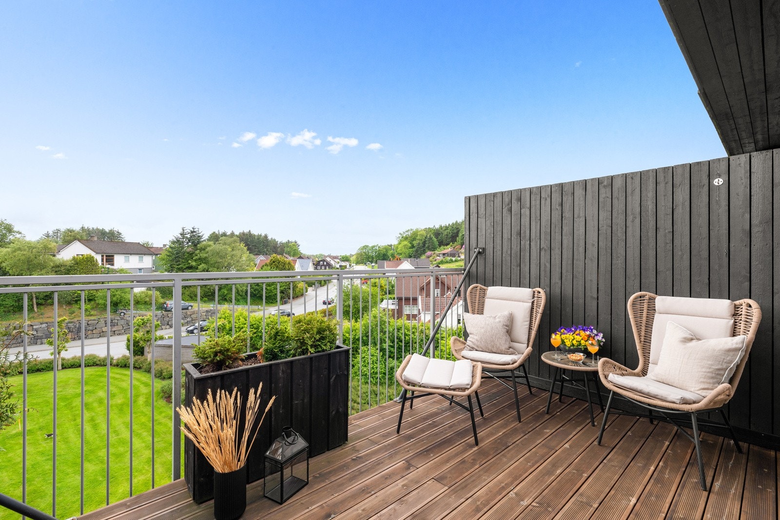 Lun og skjermet terrasse av god størrelse med sol på dagtid og tidlig kveld. Galleribilde