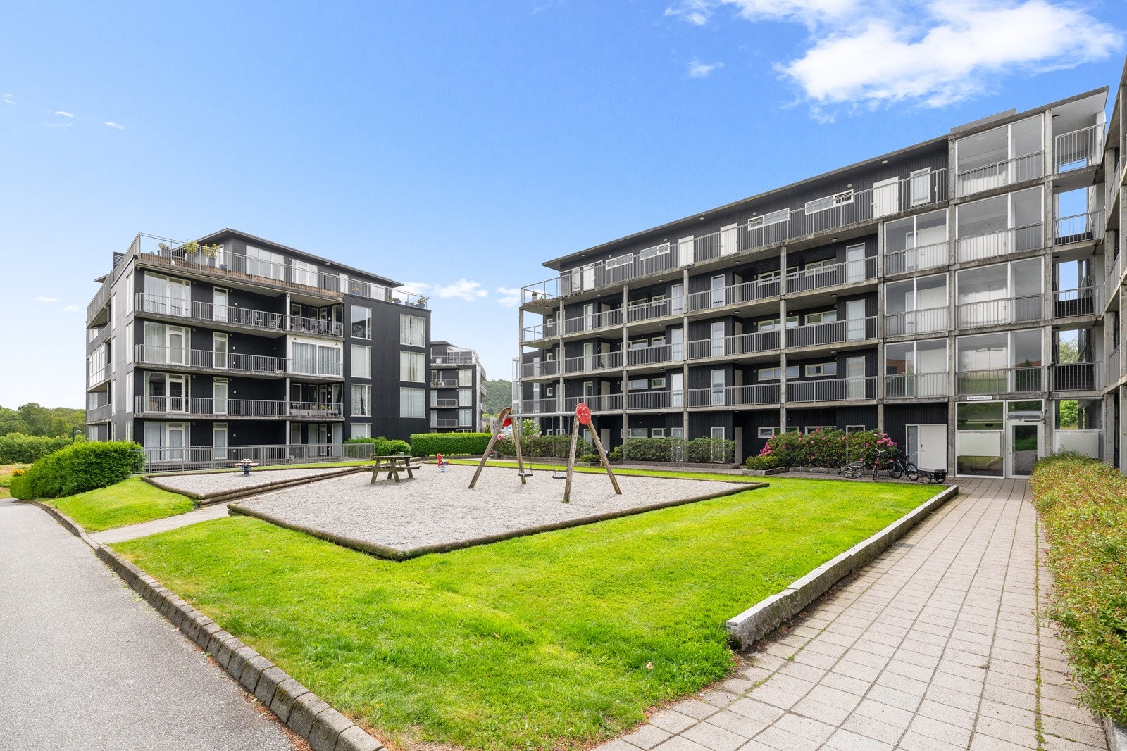 Parkering i lukket anlegg med mulighet for elbillader. Utvendig gjesteparkering. Galleribilde