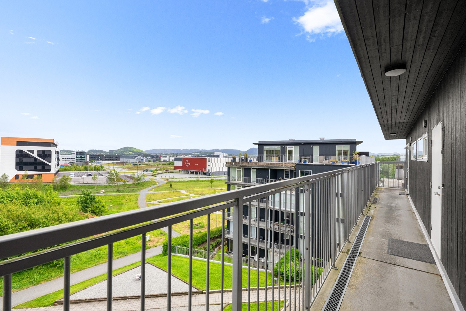Tilkomst fra felles svalgang. Bygget har ringetablå og heis. Galleribilde