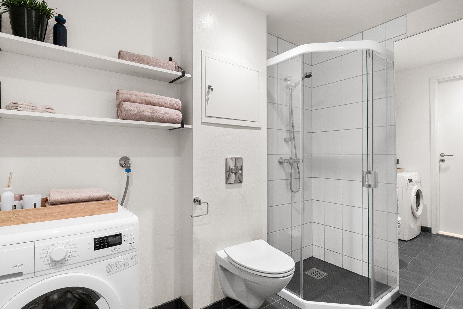 Videre har badet opplegg for vaskemaskin og varmekabler i gulv. Galleribilde