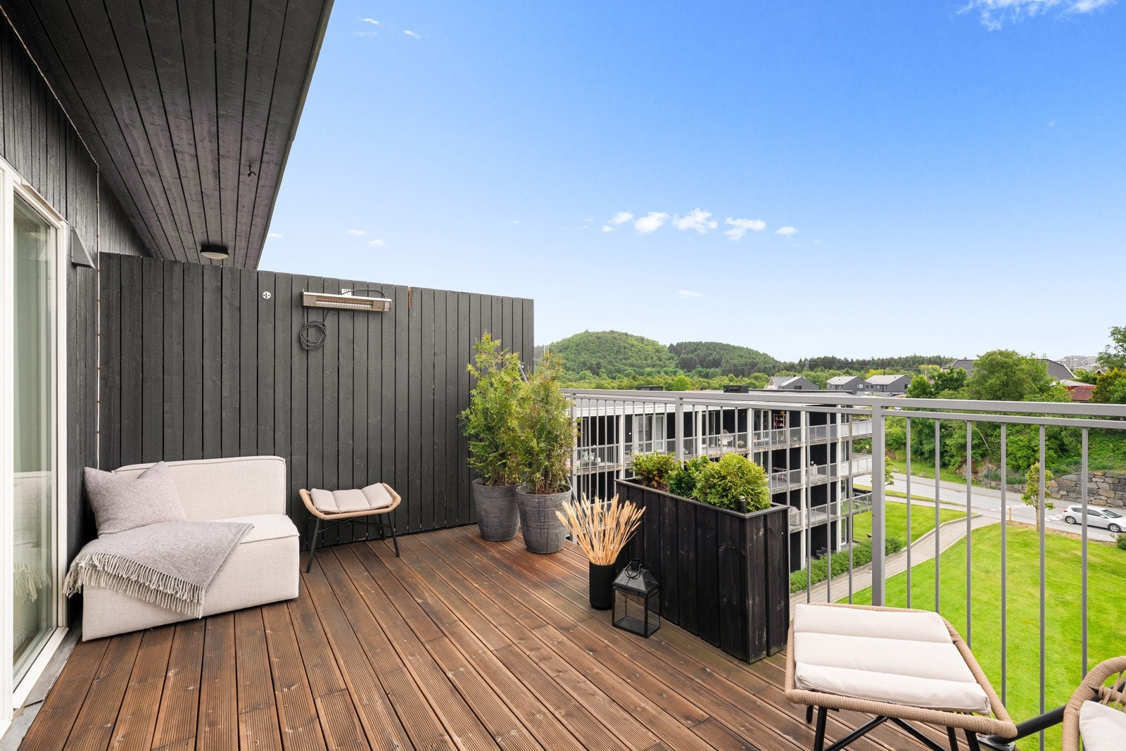 Toppetasjes leilighet med ekstra stor terrasse og utsikt mot pent opparbeidet grøntområde. Galleribilde