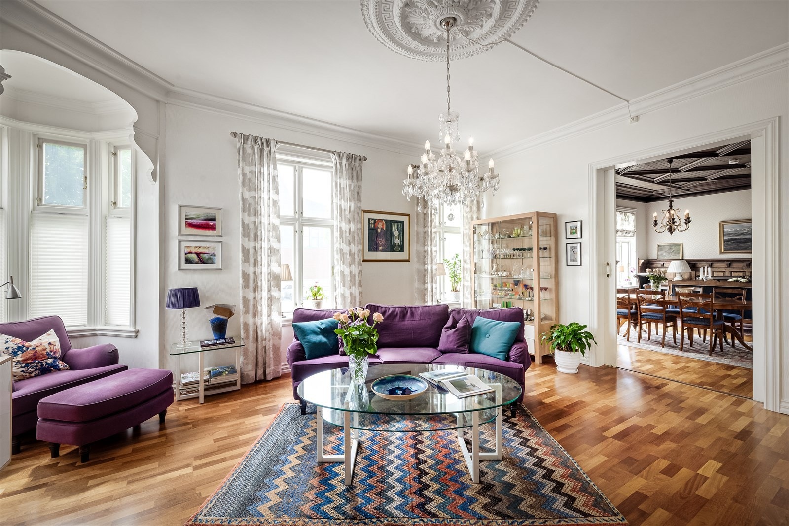 Tv stuen har god takhøyde som gir en luftig romfølelse, samt gode møbleringsalternativ Galleribilde