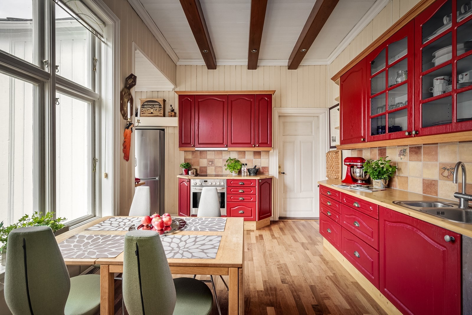 Fra spisestuen og entrè i fløyen kommer man inn til koselig kjøkken med spiseplass Galleribilde