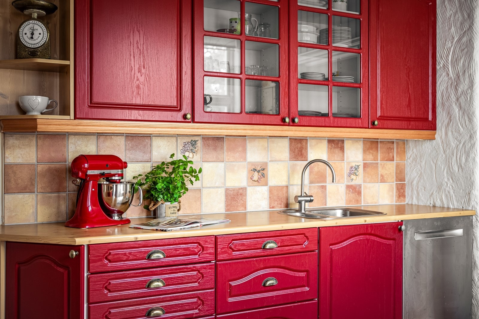 Kjøkkeninnredningen har profilerte fronter på over- og underskap samt skuffer Galleribilde