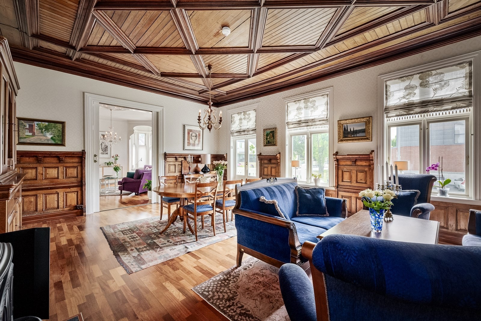 Denne flotte villaen har tre stemningsfulle stuer, med vakker arkitektur og utsmykking hvor originale særpreg er bevart Galleribilde