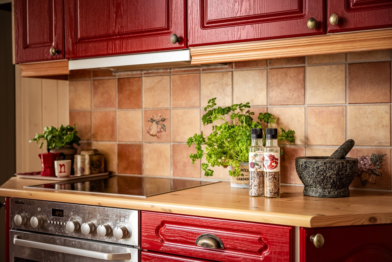 Kjøl/fryseskap, oppvaskmaskin, platetopp og stekeovn medfølger Galleribilde