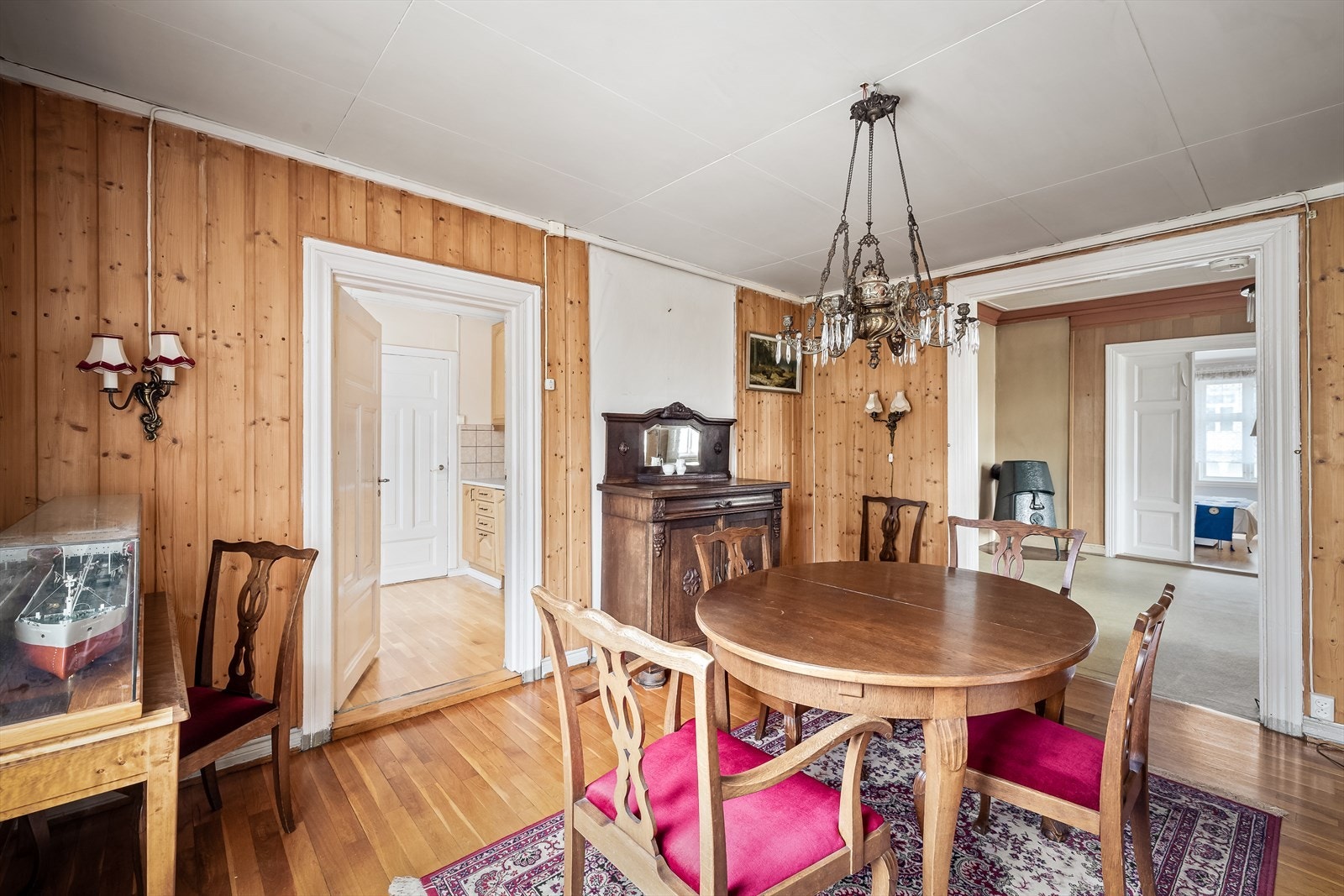 Spisestuen ligger praktisk plassert mellom stuen og kjøkkenet, med god plass til langbord Galleribilde