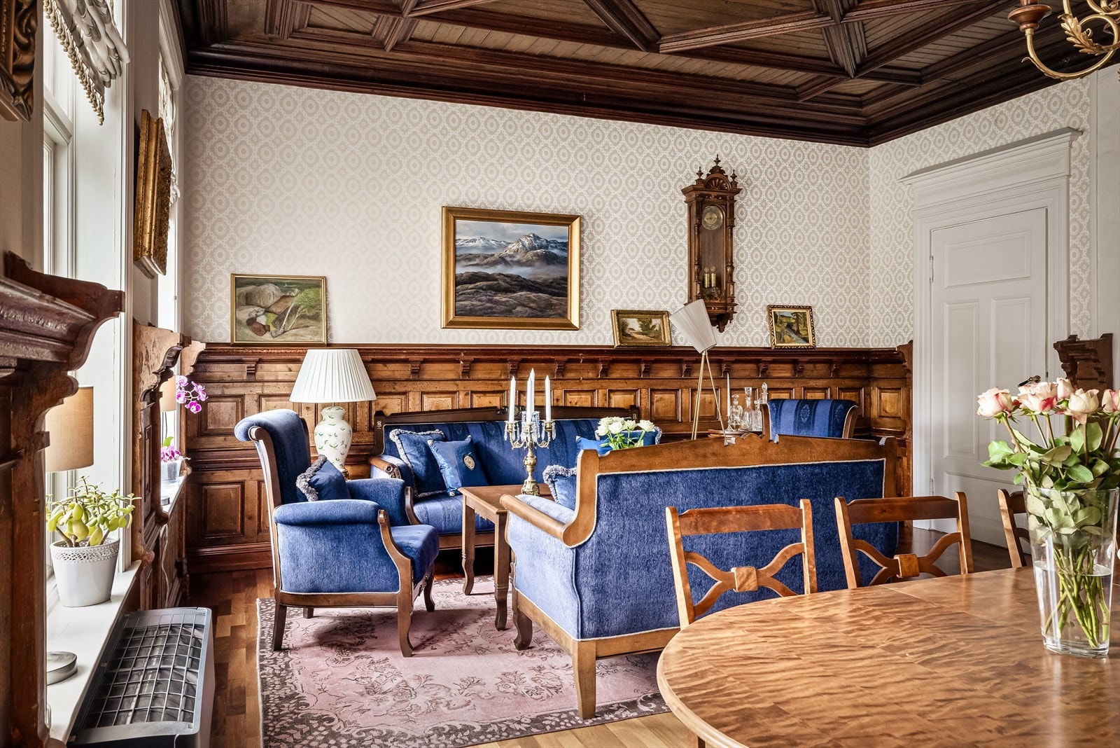 Stuen er innredet med vedovn og varmepumpe Galleribilde