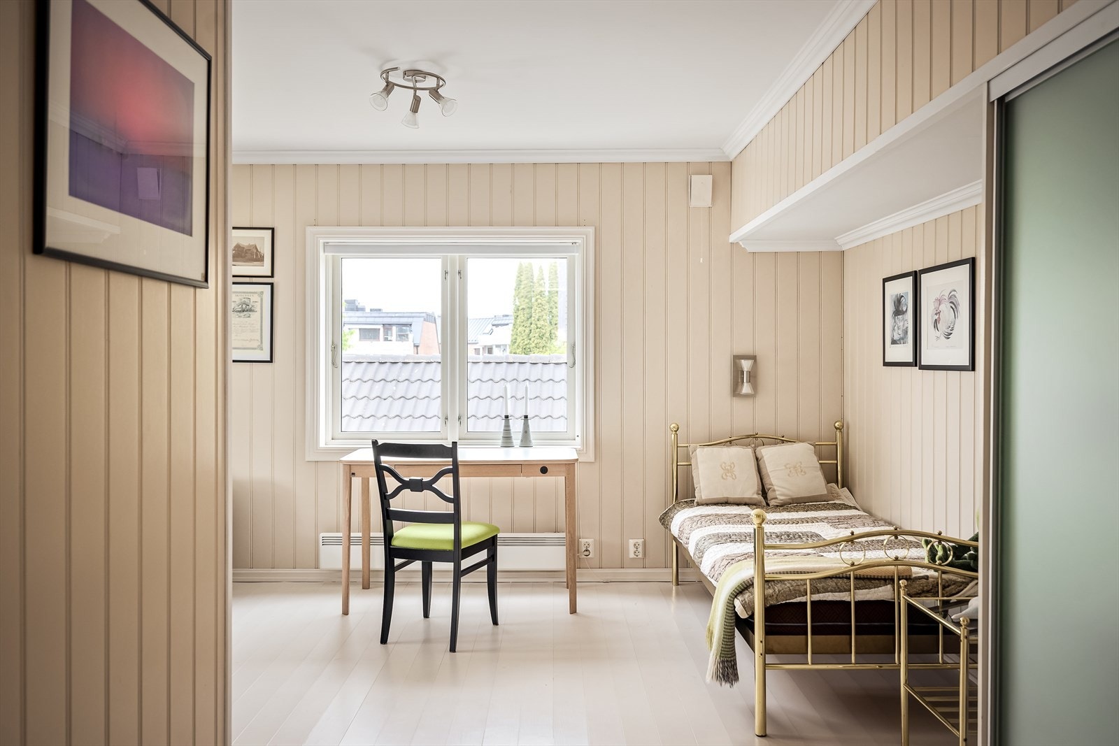 Soverommet i fløyen (2. etasje) har god plass til dobbeltseng og øvrig møblement, og er innredet med skyvedørsgarderobe Galleribilde