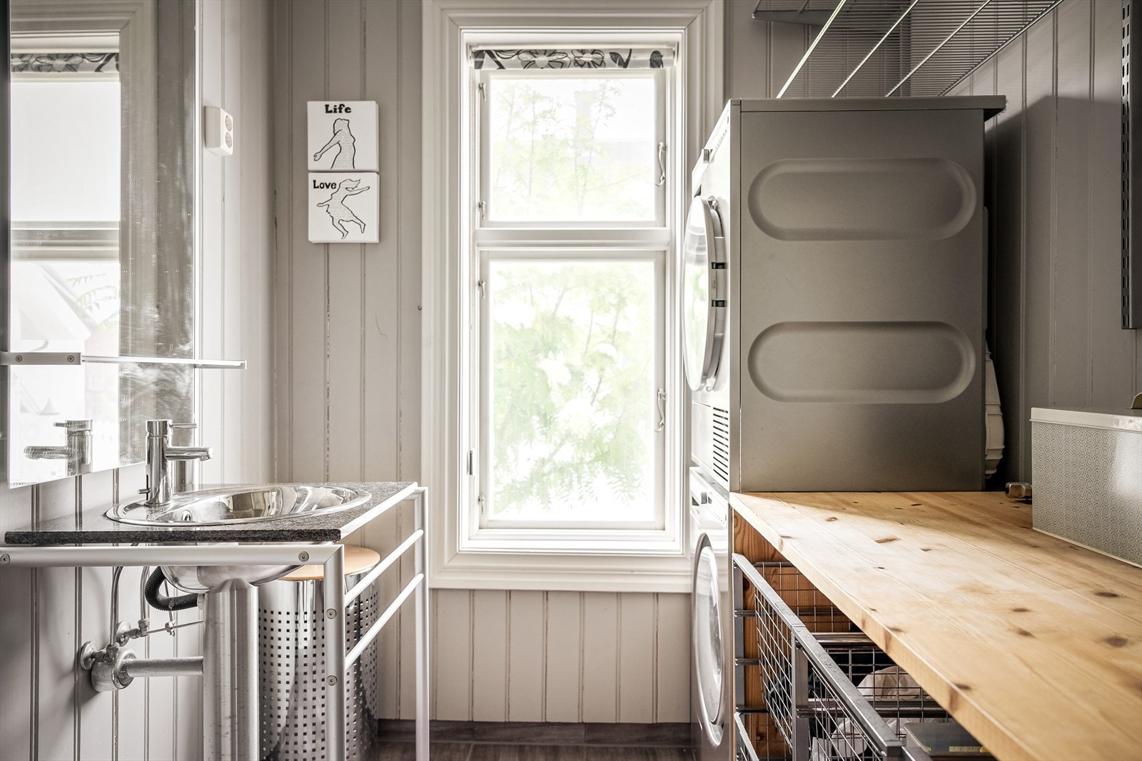 I tilknytning til hovedsoverom er det praktisk bad/vaskerom Galleribilde