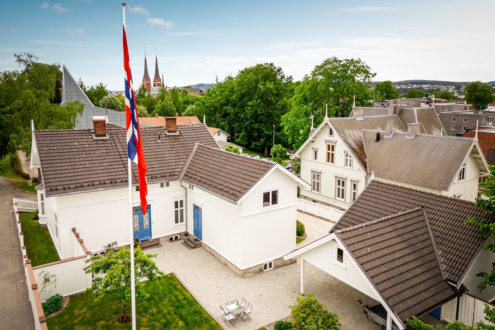 Denne praktfulle eiendommen ble oppført på slutten av 1800-tallet av Svein Sigvaldsen, og representerer en sjelden kombinasjon av arkitektonisk eleganse og kulturell betydning Galleribilde