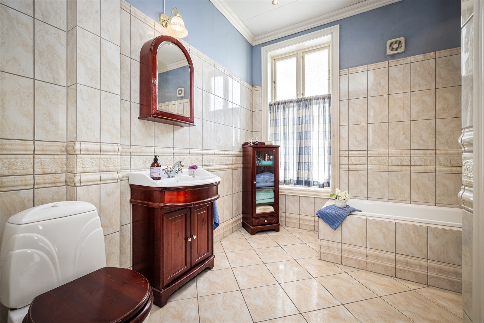 Hovedbaderommet har pene fliser på vegger og gulv, med varmekabler Galleribilde