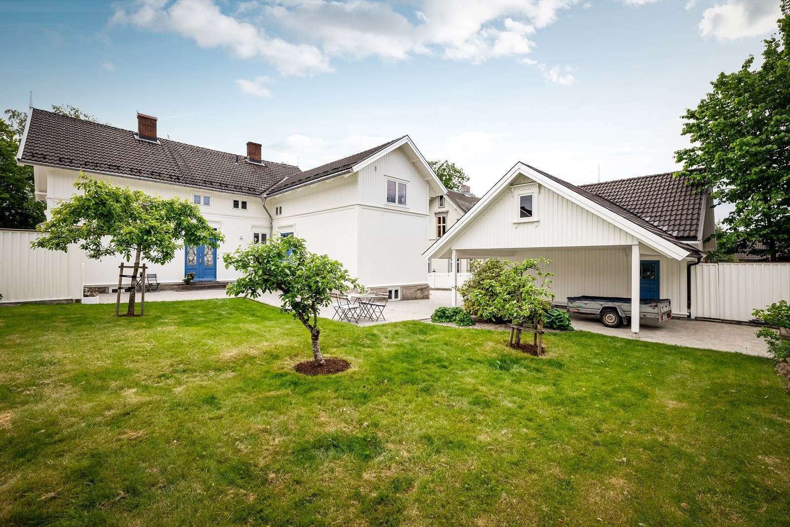 Eiendommen ligger på en plan og skjermet hjørnetomt, vakkert opparbeidet med en frodig hage som gir en fredelig og privat atmosfære Galleribilde