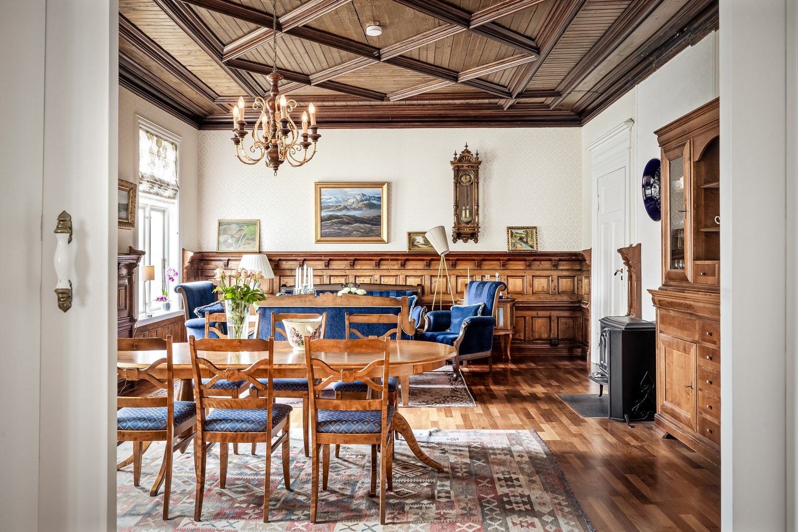 Denne vakre stuen har tidsriktige detaljer med blant annet brystning på vegger og nydelig utsmykket himling Galleribilde