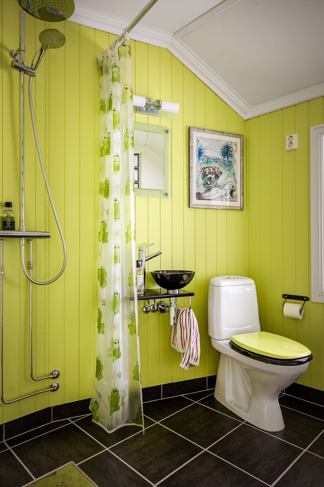 Rommet er innredet med dusj på vegg, servant og toalett Galleribilde