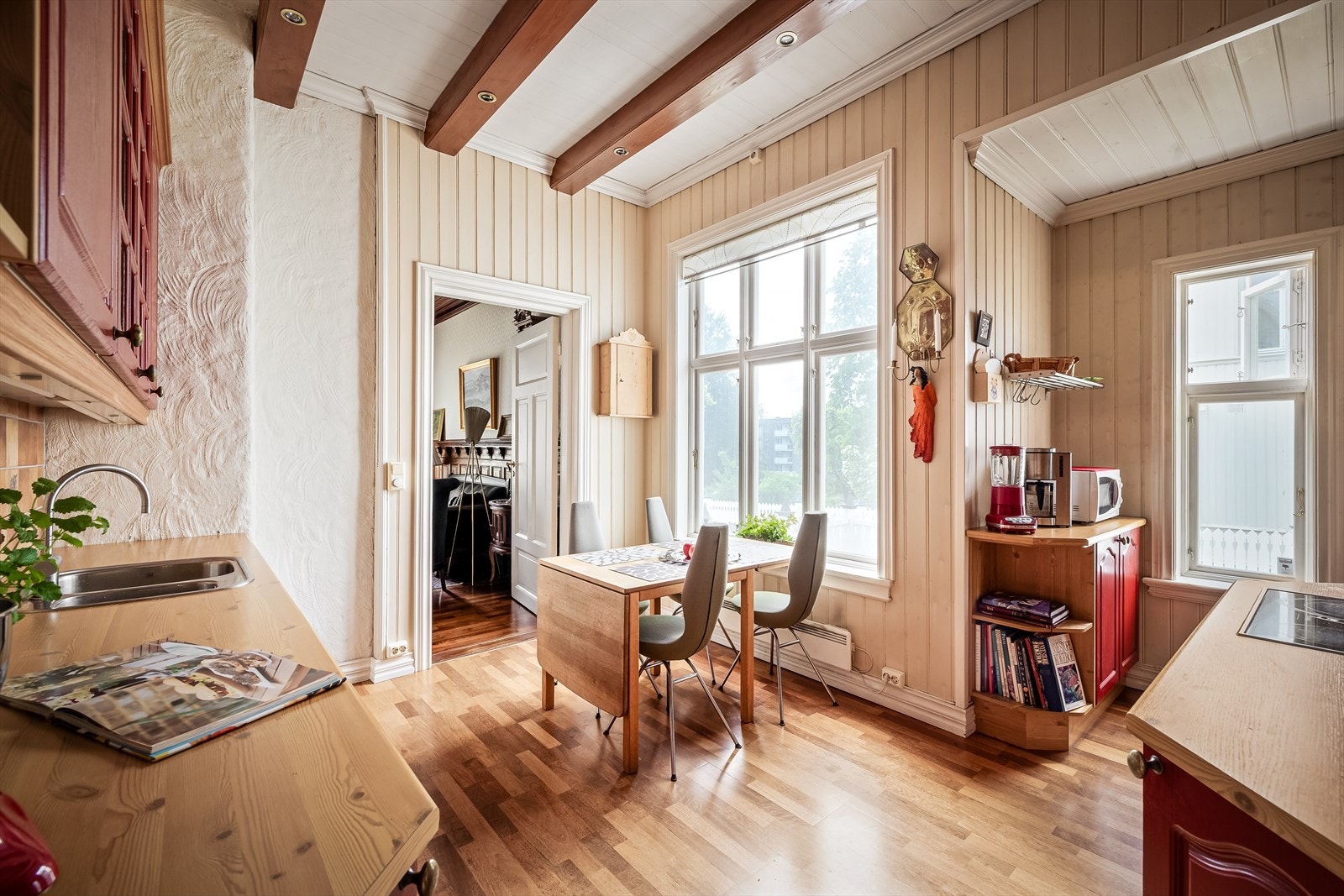 Kjøkkenet er i god og funksjonell stand og fremstår som et hyggelig og sosialt allrom for hele familien Galleribilde