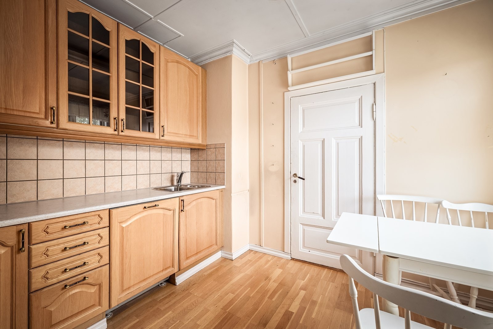 Fra gang og spisestue er det inngang til kjøkken med spiseplass Galleribilde