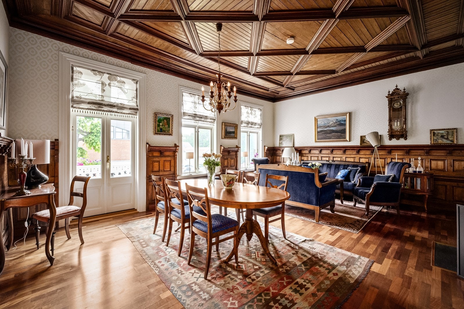 Spisestuen/penstuen er praktisk plassert mellom tv-stuen og kjøkkenet og er et vakkert rom med god plass til stort langbord og sofagruppe Galleribilde