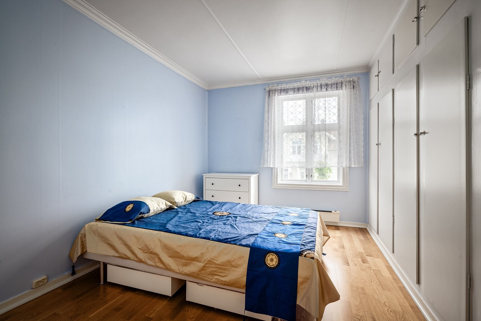 Soverommet er romslig med god plass til dobbeltseng. Plassbygde garderobeskap og inngang til garderoberom Galleribilde