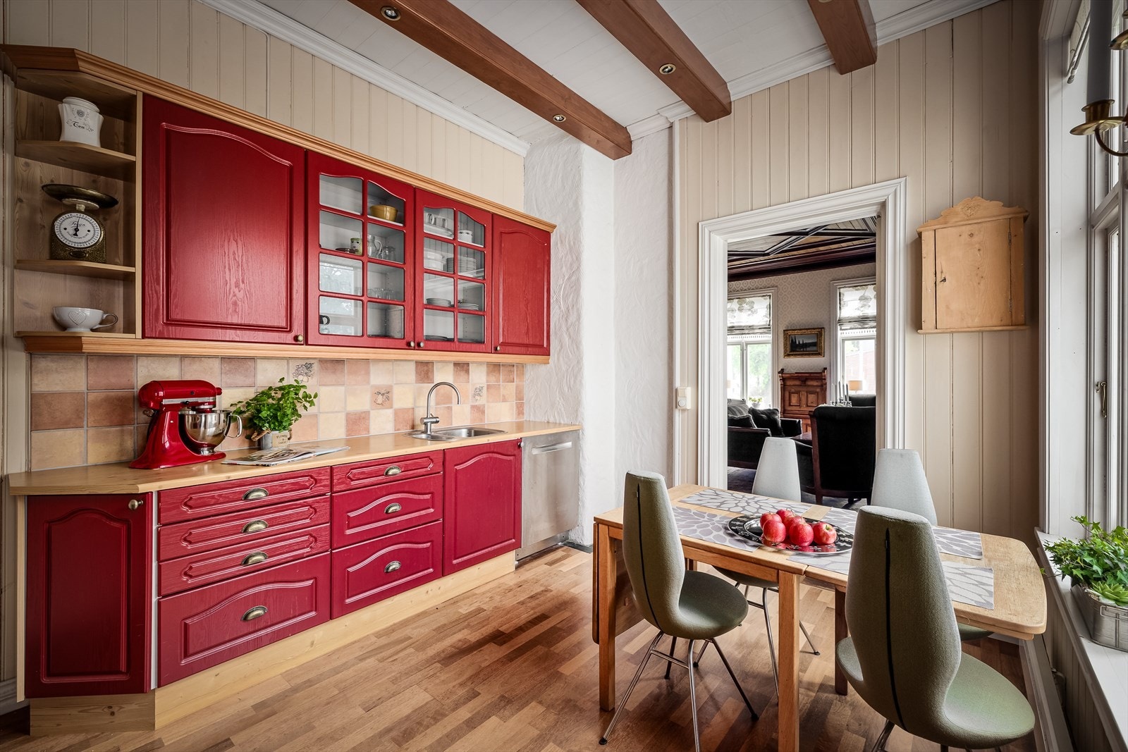 Det er god oppbevaringsplass i innredning og praktisk arbeidsplass på benkeflater Galleribilde