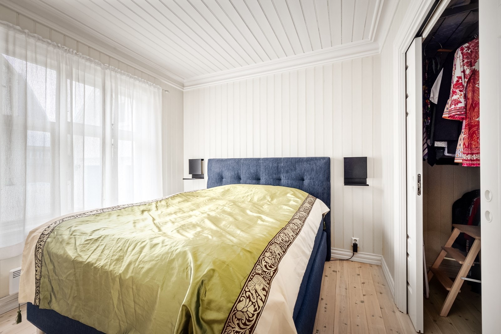 Hovedsoverommet har god plass til dobbeltseng og inngang til garderoberom Galleribilde