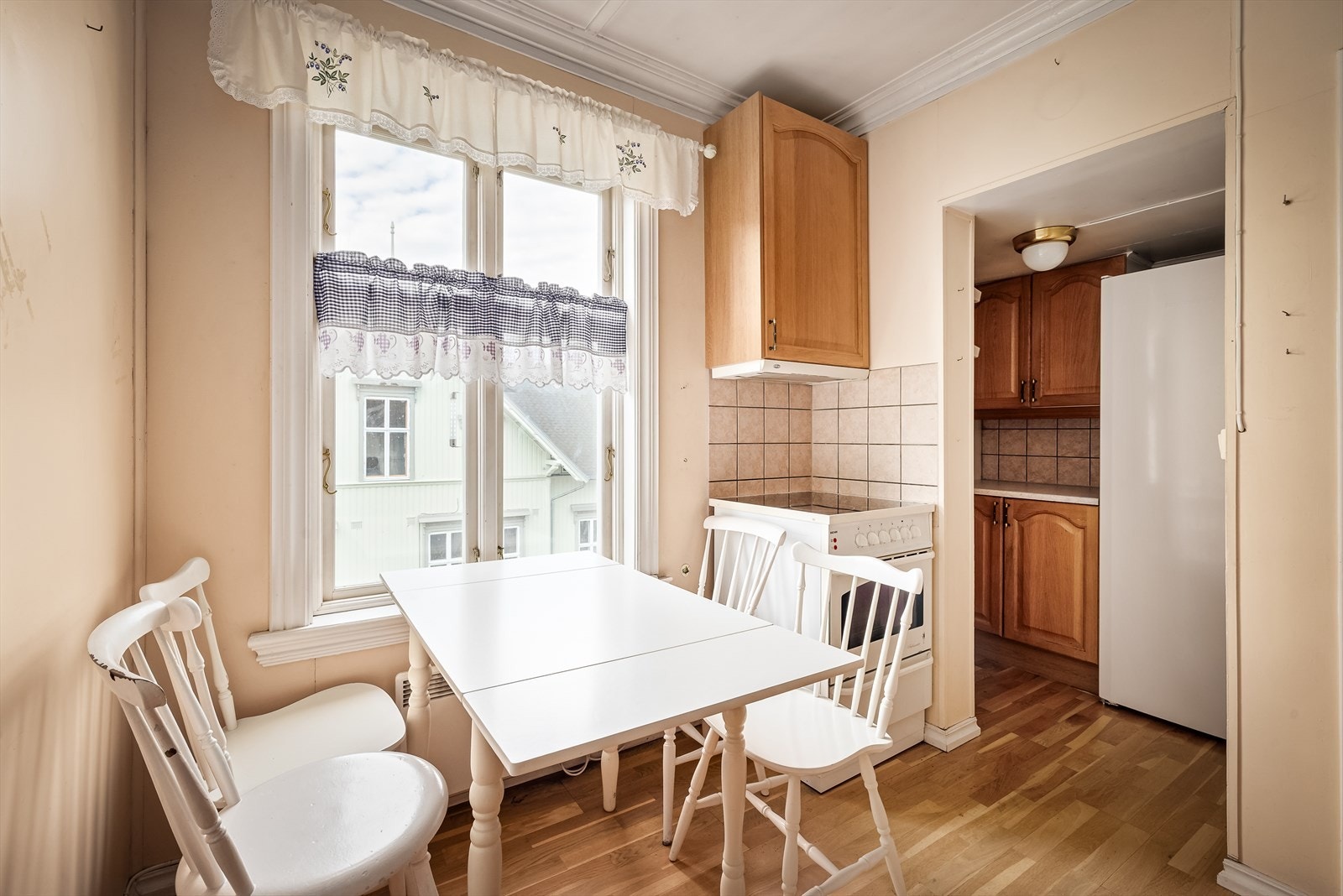 Innredning med profilerte fronter på over- og underskap samt skuffer. Galleribilde