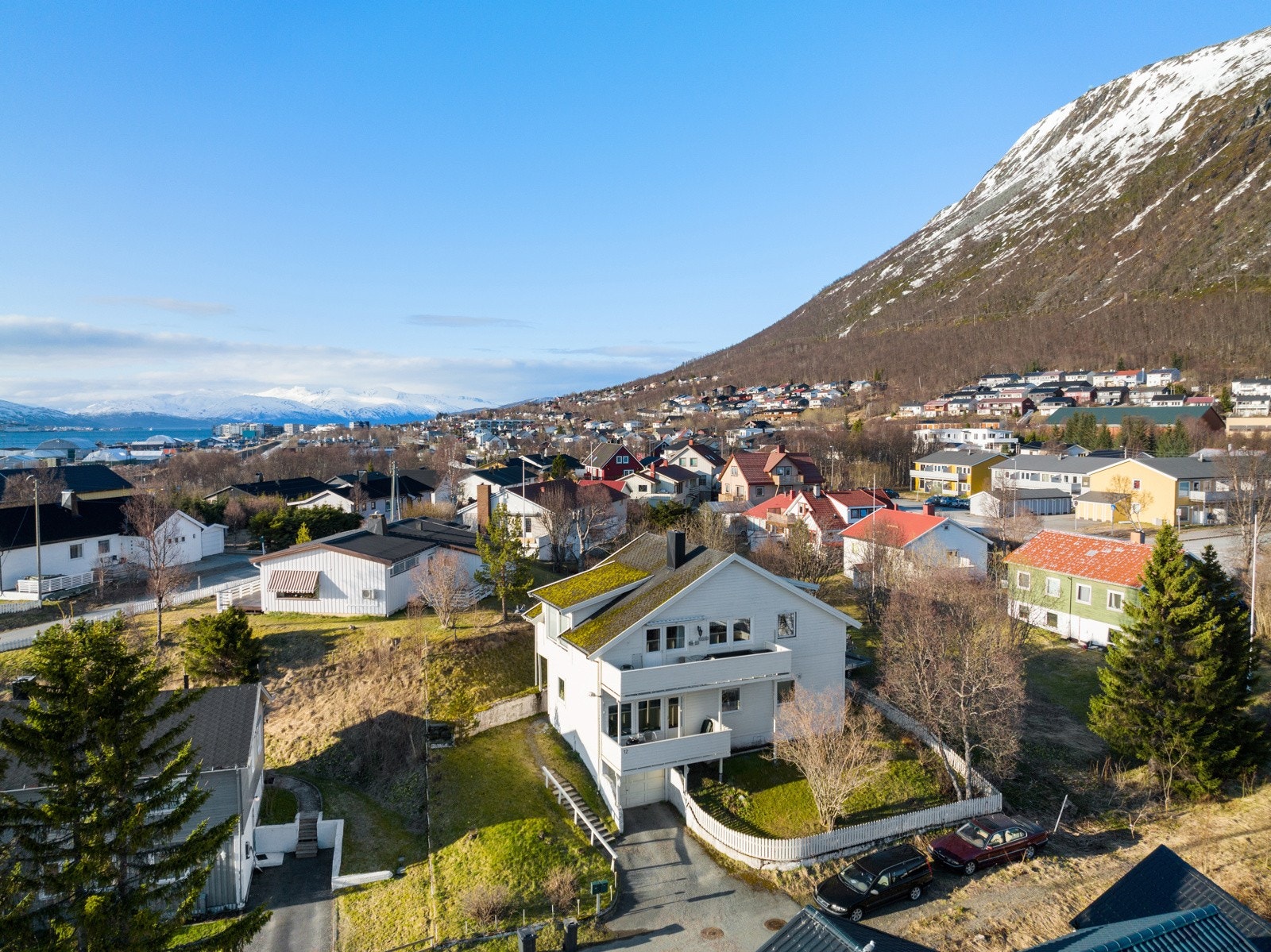 Huset ligger i et trafikkrolig og barnevennlig område med lang solgang, og det er kort vei til skoler og flotte turområder innover Tromsdalen. Galleribilde