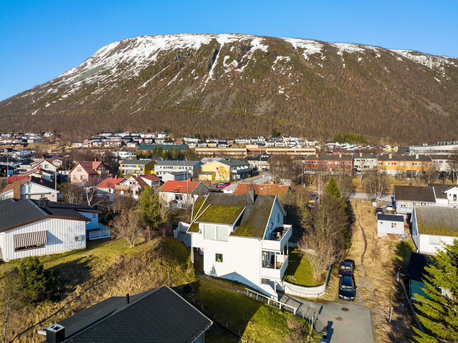 Eiendommen ligger utmerket til med både lang solgang og utsikt. Galleribilde