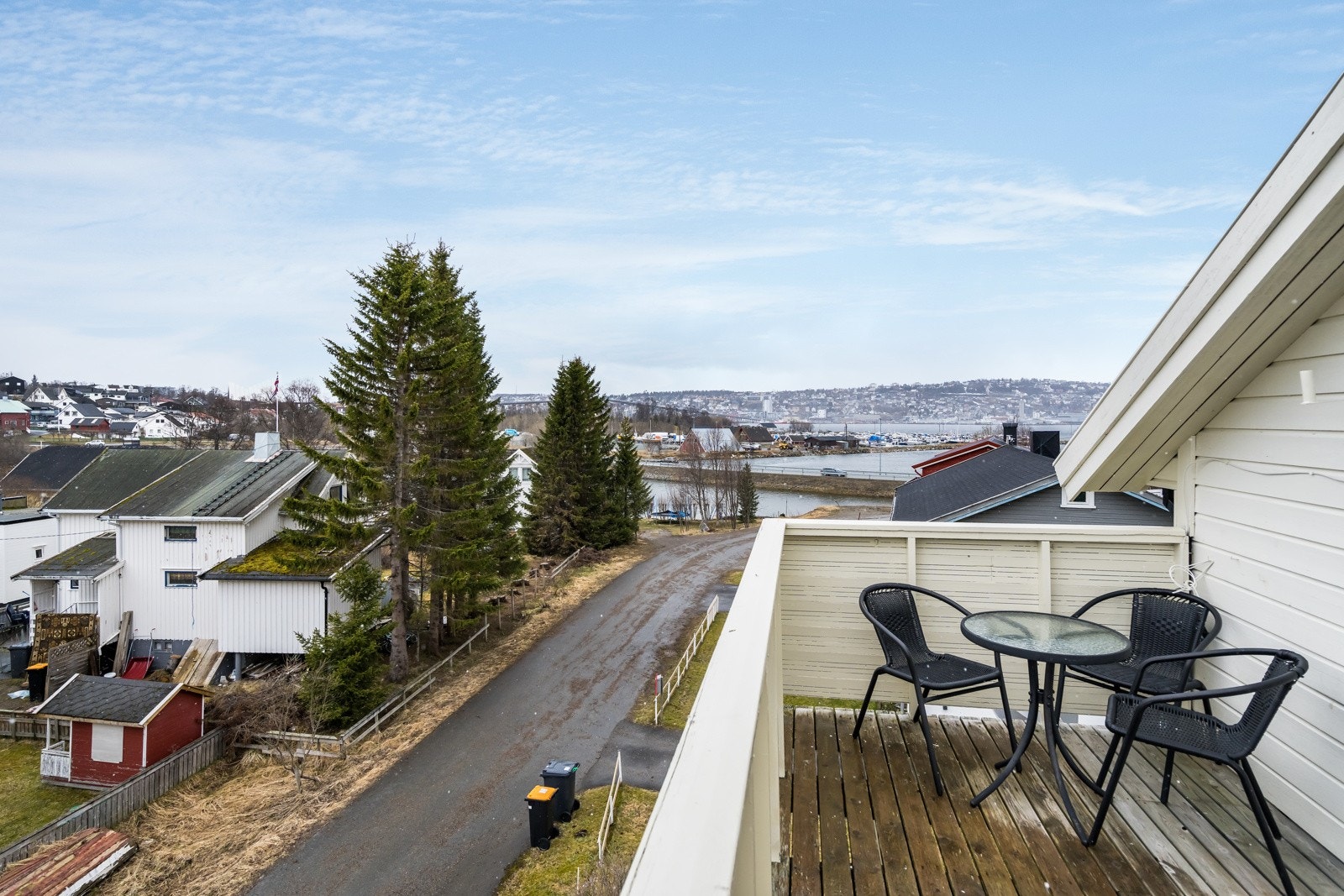 Det er plass til sittegruppe samt. grill på balkongen. Galleribilde