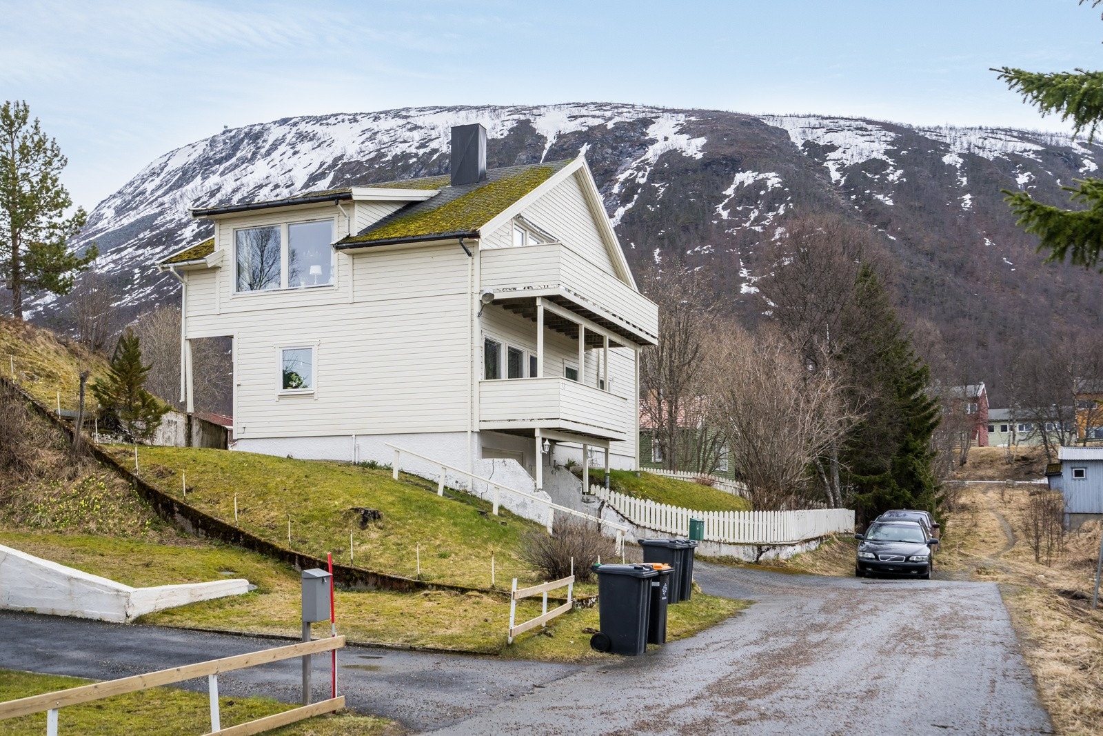 Boligen strekker seg over 3 plan med garasje og bod i kjelleretasjen, en 3-roms leilighet i 1.etasje og en 4-roms leilighet i toppetasjen. Galleribilde