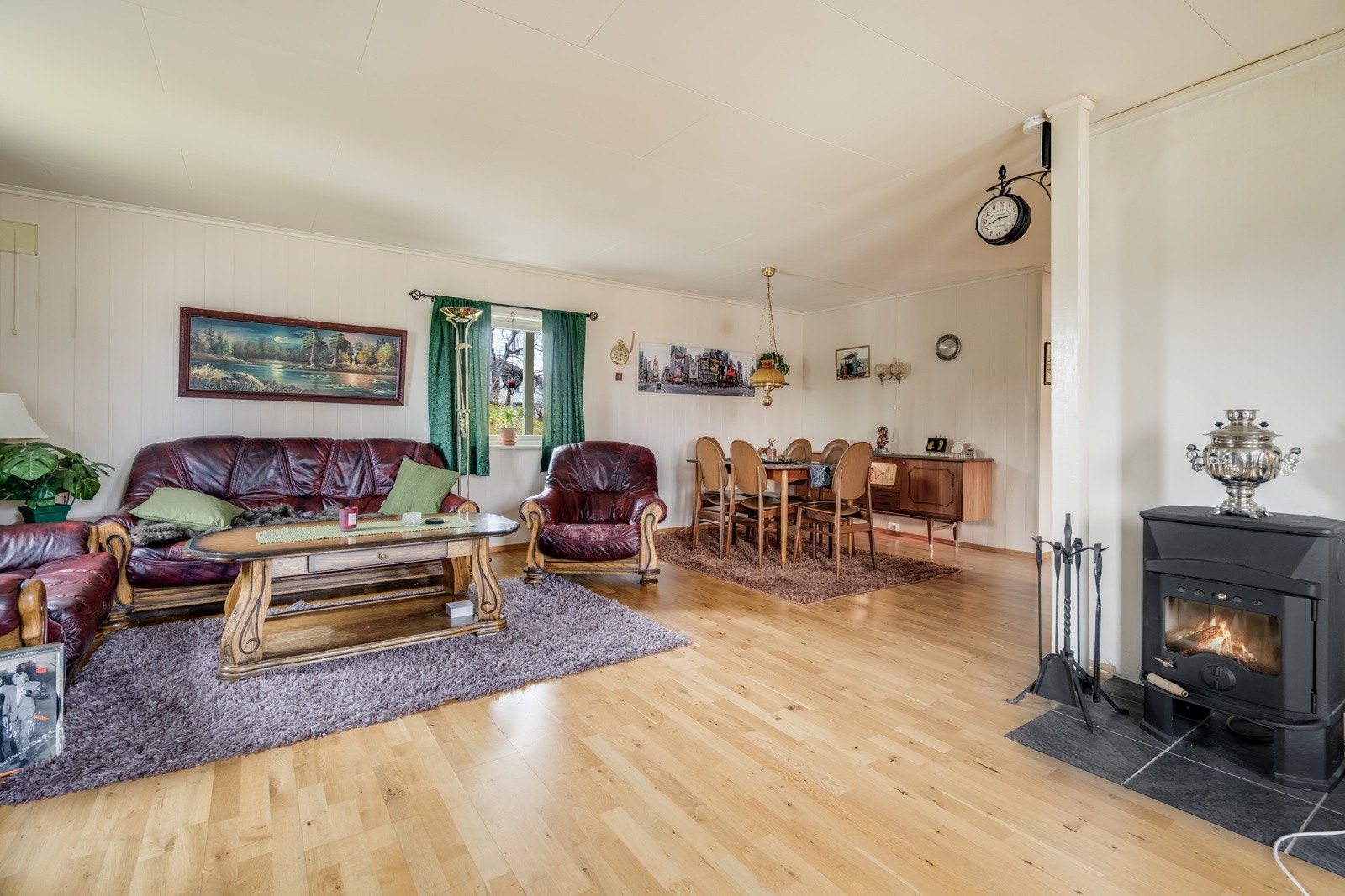 I begge leilighetene er det vedfyring som varmer godt på kalde vinterdager. Galleribilde
