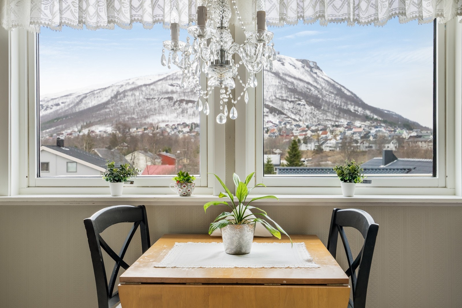 Hyggelig frokostplass med utsikt mot Fjellheisen. Galleribilde