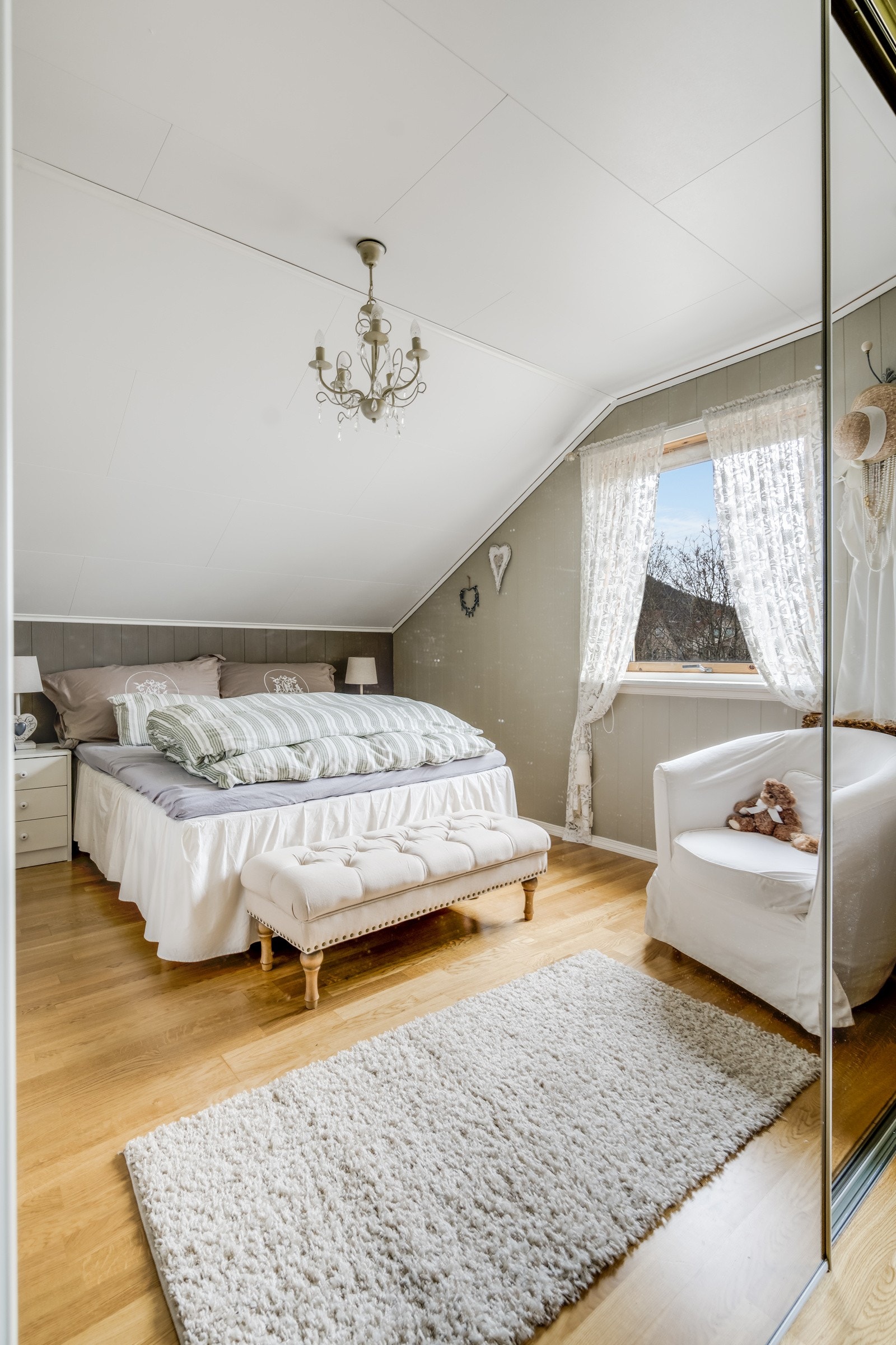 Stort hovedsoverom med praktisk skyvedørsgarderobe. Galleribilde