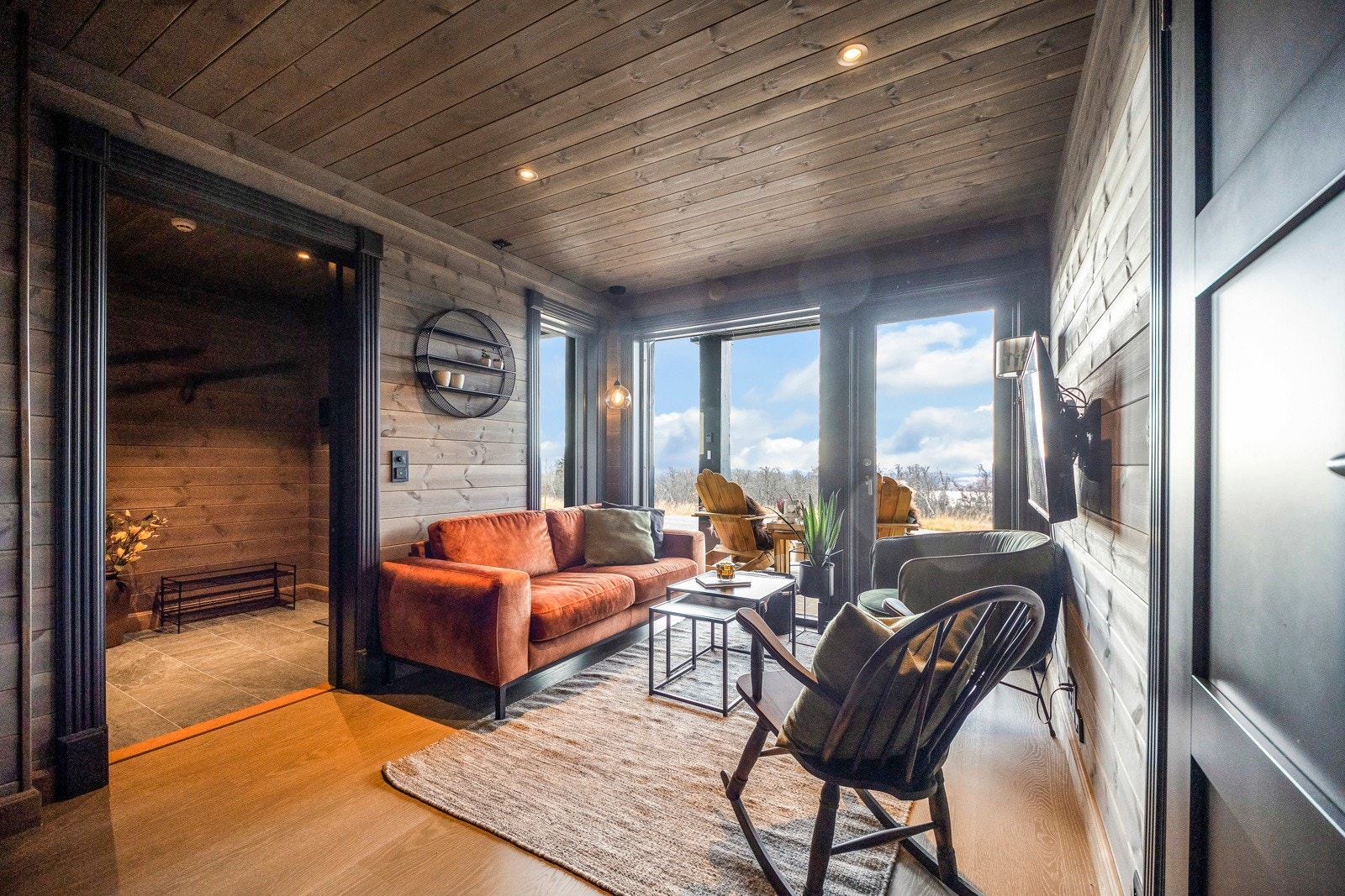 Stuen har store vindusflater som gir et godt dagslys inn Galleribilde