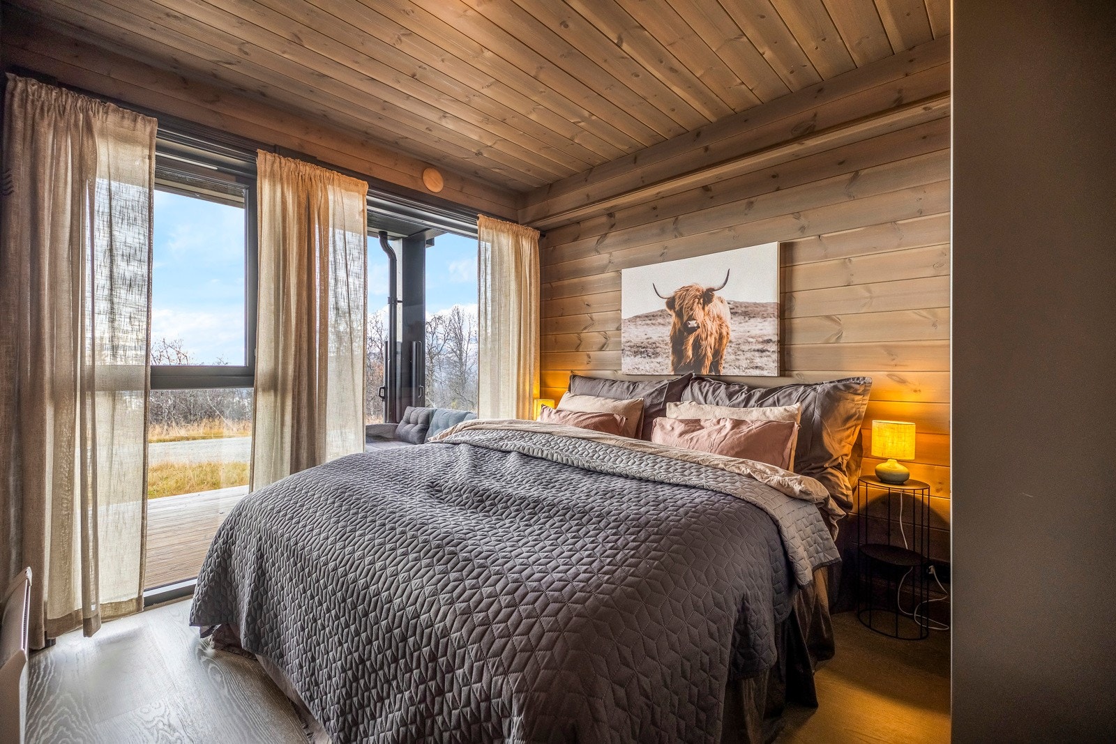 Soverom med god plass til dobbeltseng og garderobeskap Galleribilde